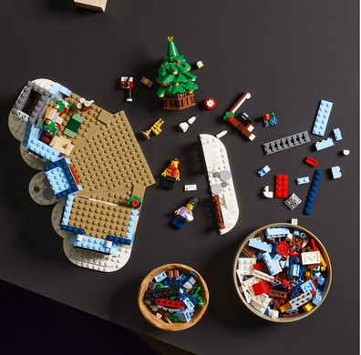 LEGO ICONS 10293 візит Санта-Клауса, Дитини