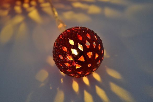 Новогодняя гирлянда 8 LED, Белый теплый свет, на пальчиковых батарейках, Красный