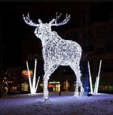 Светодиодный олень 2,5 м из 3100 LED &ndash; впечатляющее рождественское украшение для сада и дома.